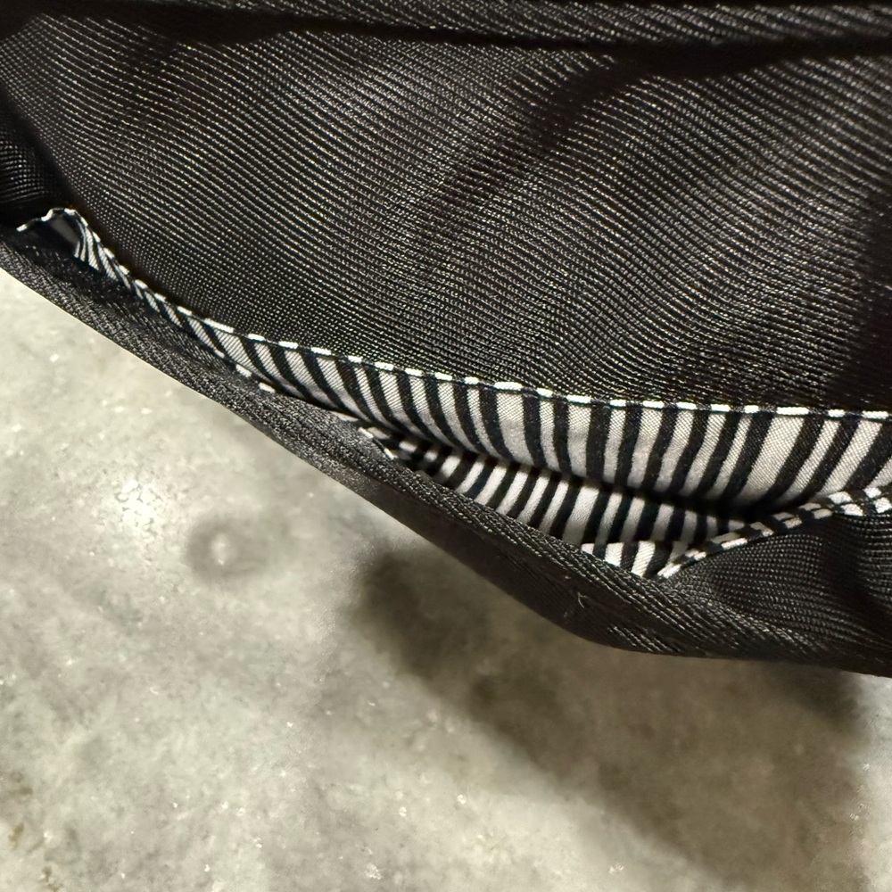 NWOT Brighton Black Crossbody Bag with Red Heart Strap - Picture 4 of 7